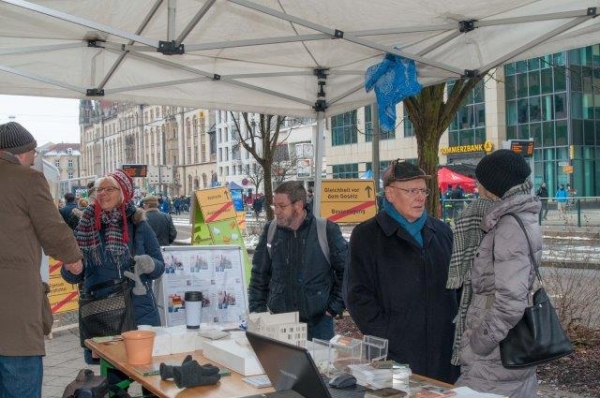 Der Förderverein auf dem Weihnachtsmarkt und auf der „Meile der Demokratie“